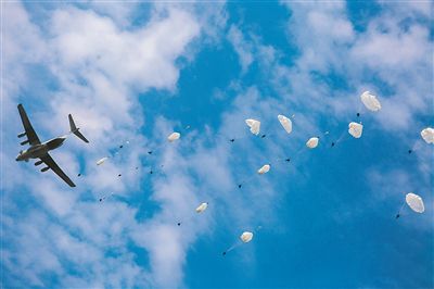 跟着伞兵空降突袭