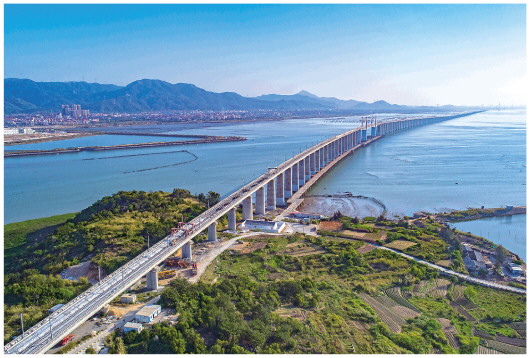 新建福厦铁路湄洲湾跨海大桥无砟轨道施工完成